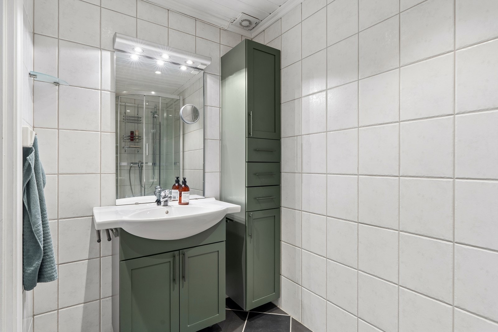 Badet i andre etasje er fra 2004 og har flislagte overflater og baderomsinnredning med servant. Galleribilde