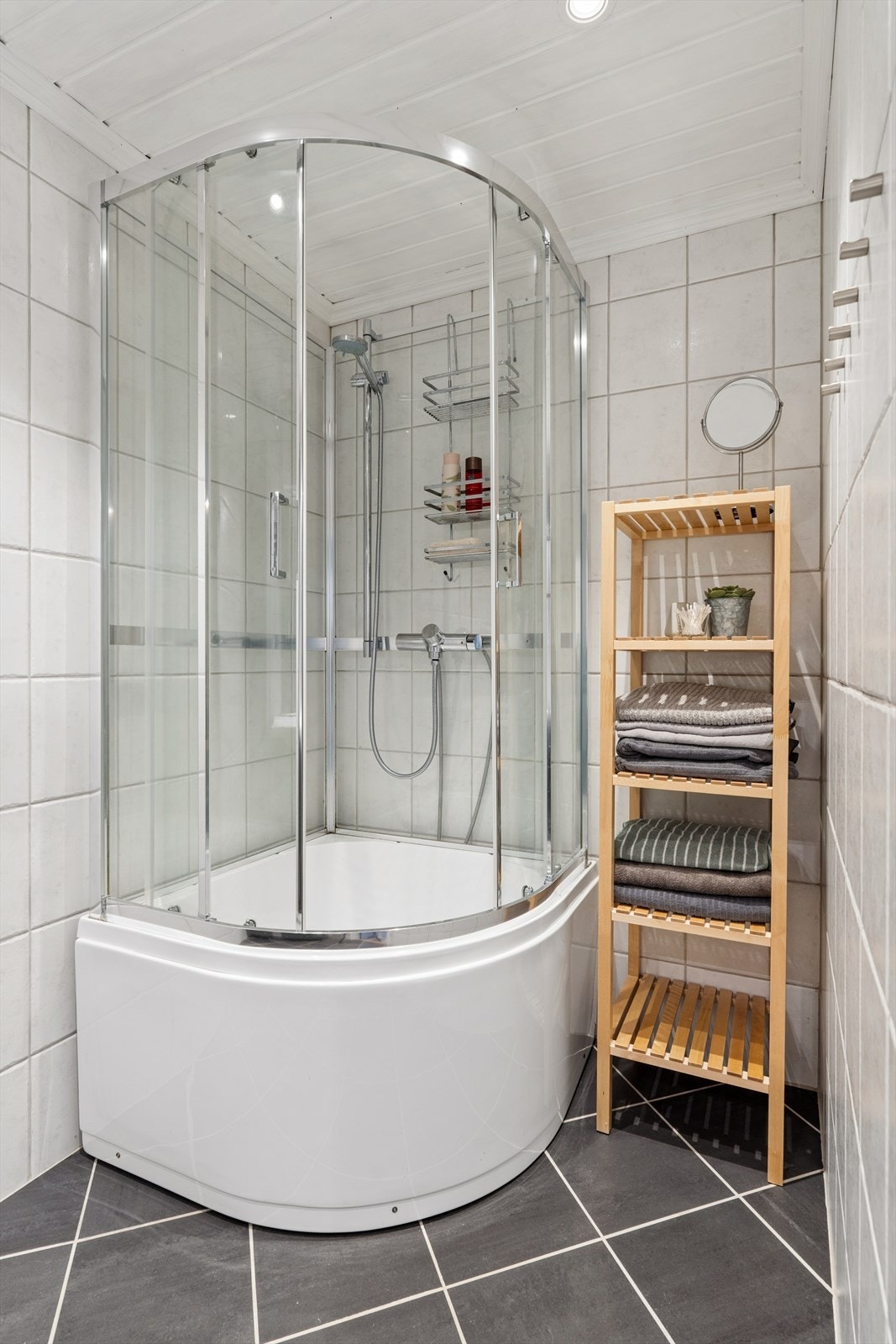 Badet er utstyrt med dusjkabinett og har varmekabler i gulvet. Galleribilde