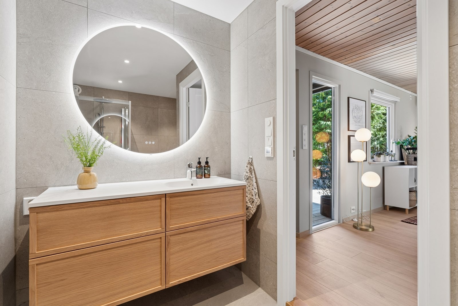 Badet i første etasje er nylig oppgradert, med flislagte overflater og vegghengt toalett. Galleribilde