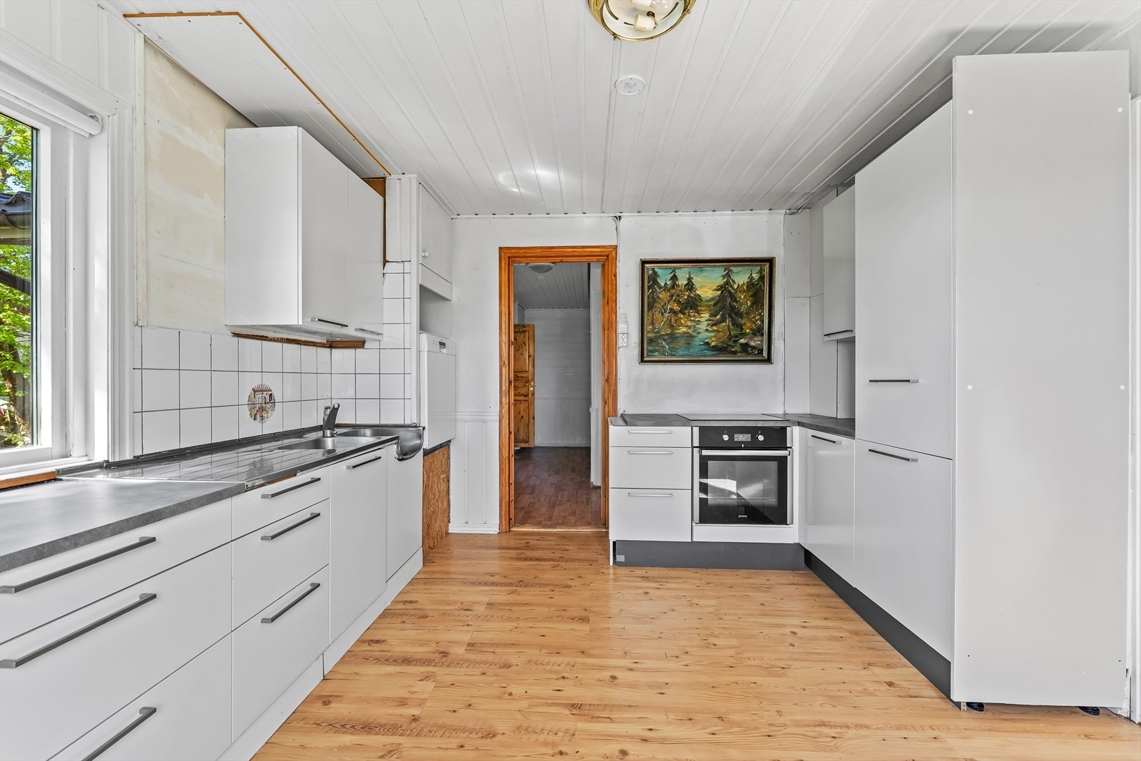 Innredningen har hvite fronter med god skap- og benkeplass. Galleribilde