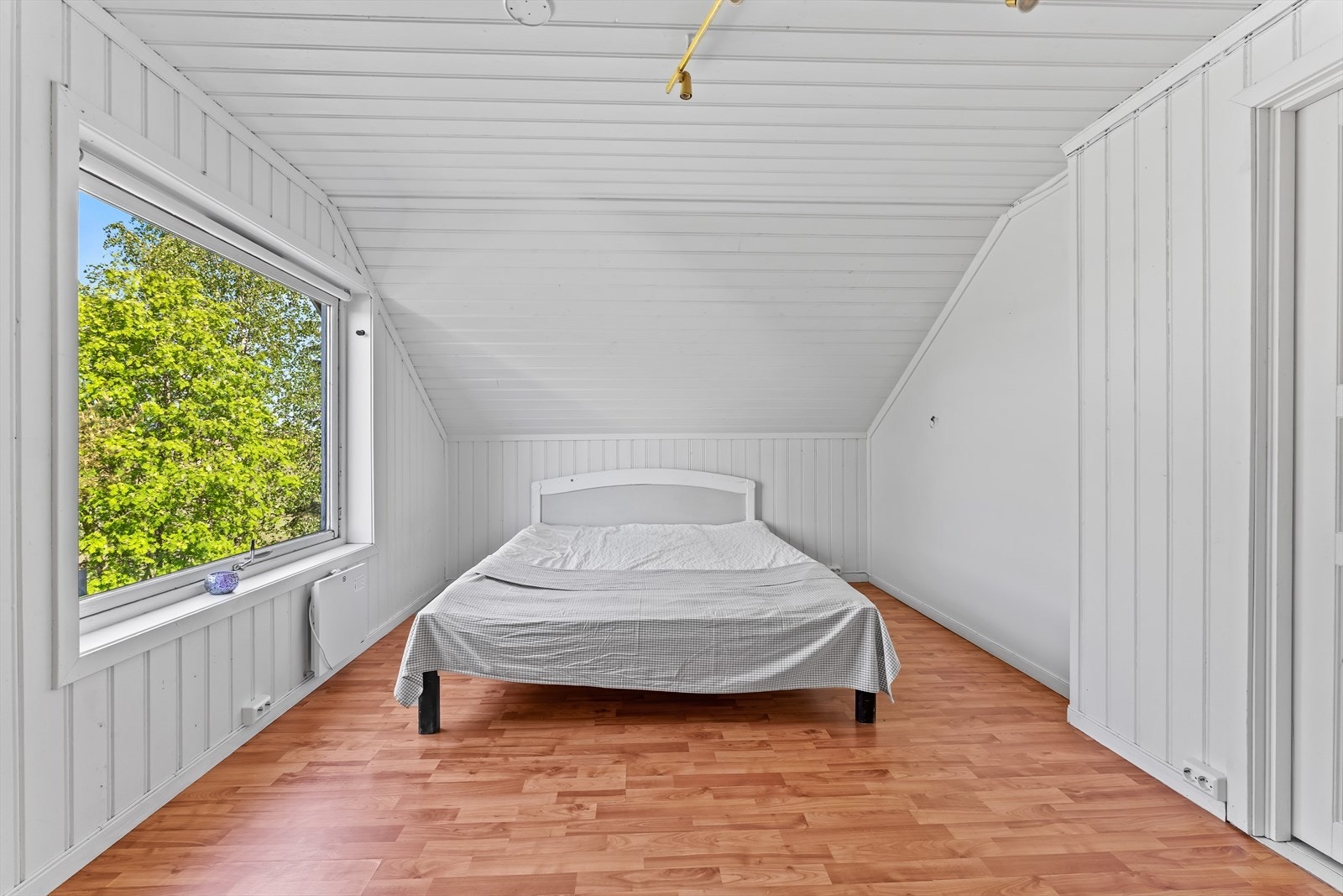 Vinduene på rommene slipper inn godt med dagslys. Galleribilde