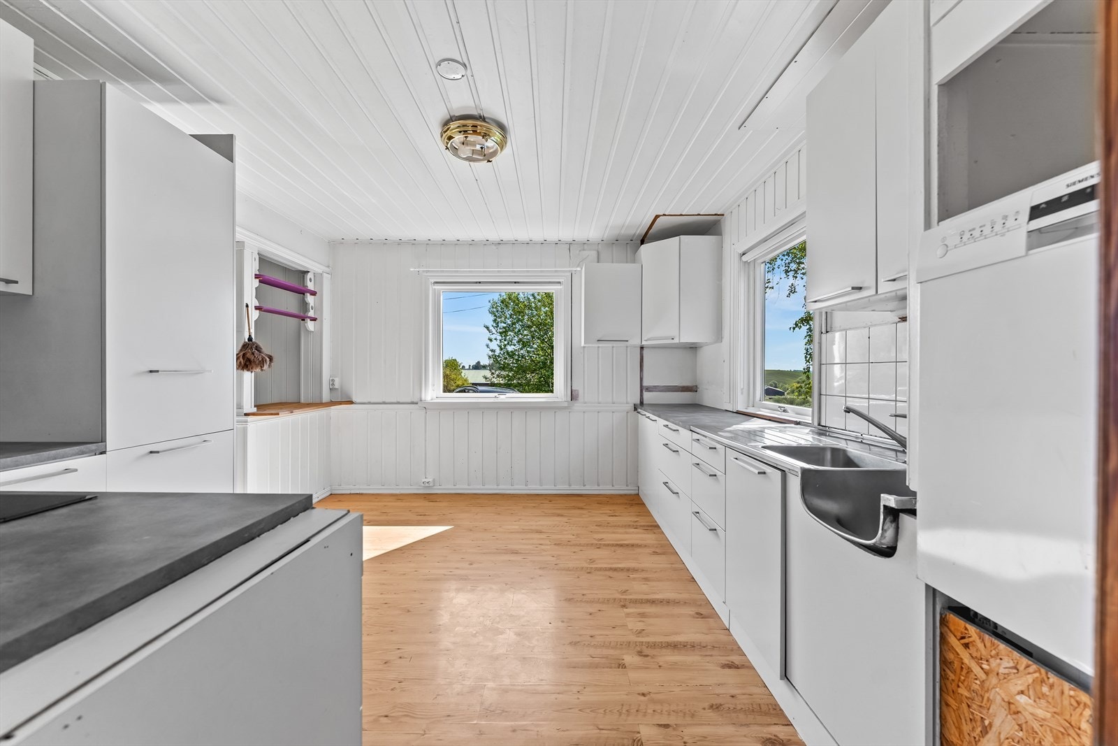 Kjøkkenet er utstyrt med platetopp, stekeovn, oppvaskmaskin og kjøleskap med fryser. Galleribilde