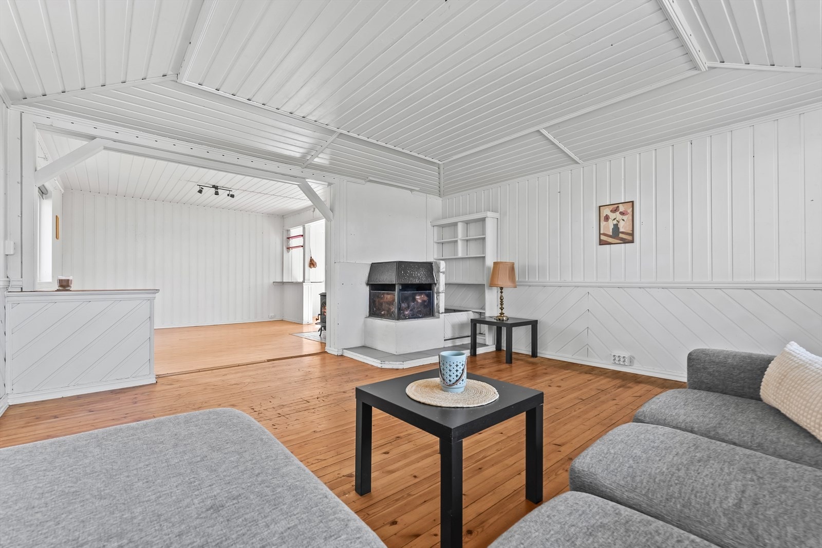 Stuen har god plass til sofa og TV-/mediamøblement. Galleribilde
