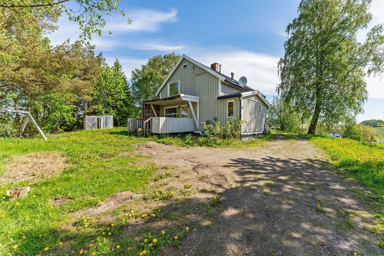 Det er gode parkeringsmuligheter på eiendommen. Galleribilde