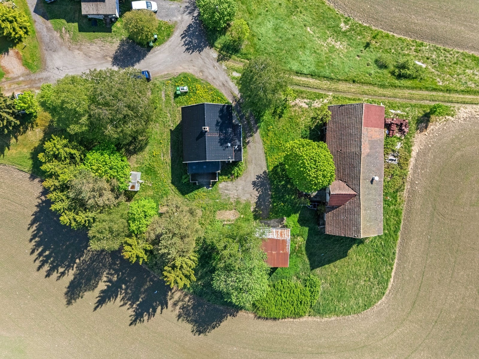 Dette er en stor eiendom med enebolig på 149 kvm over 3 plan, i tillegg til låve og dobbelgarasje, på en landlig og idyllisk beliggenhet i Gjerdrum. Galleribilde