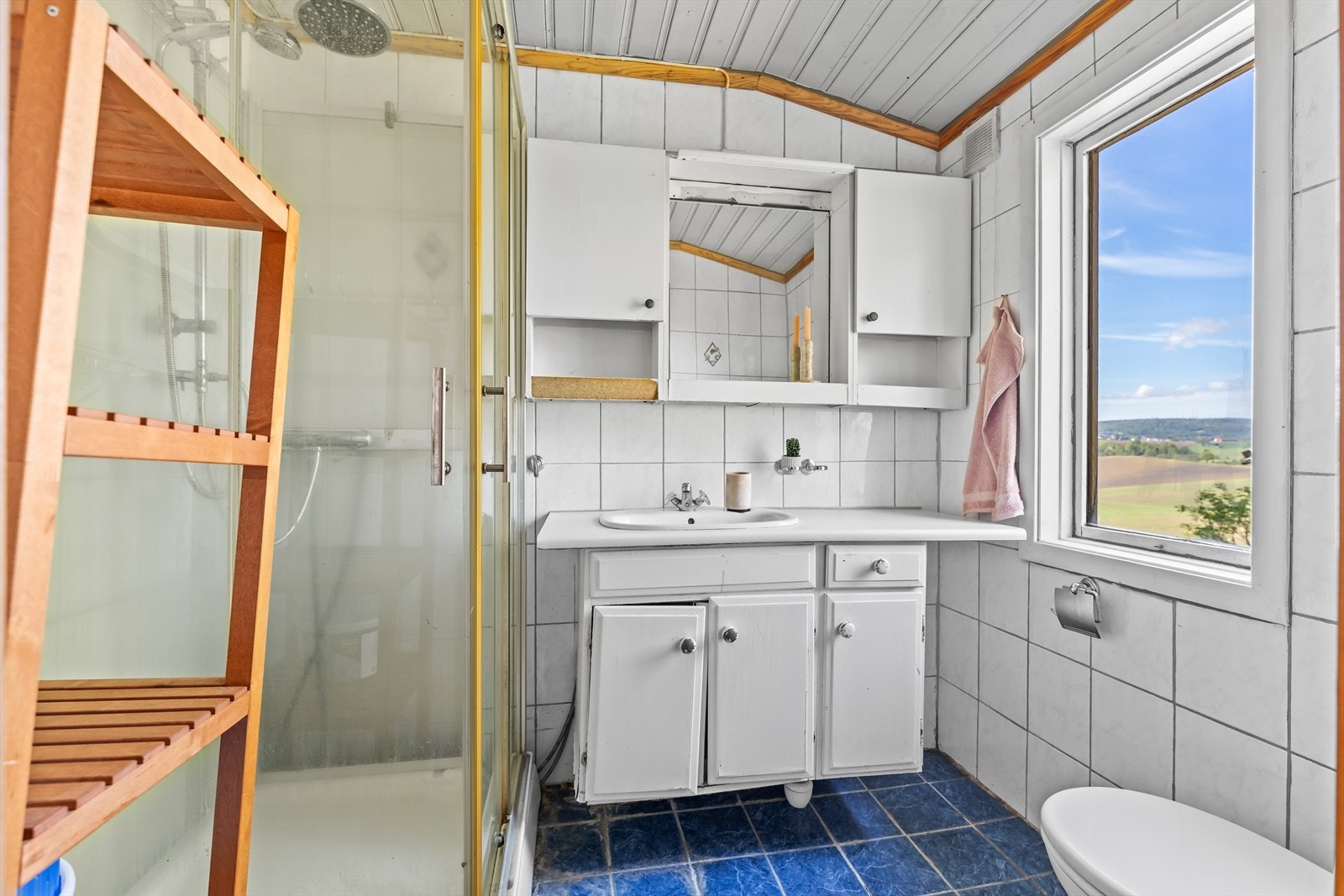 Badet er av eldre dato og fremstår med behov for oppgradering. Galleribilde