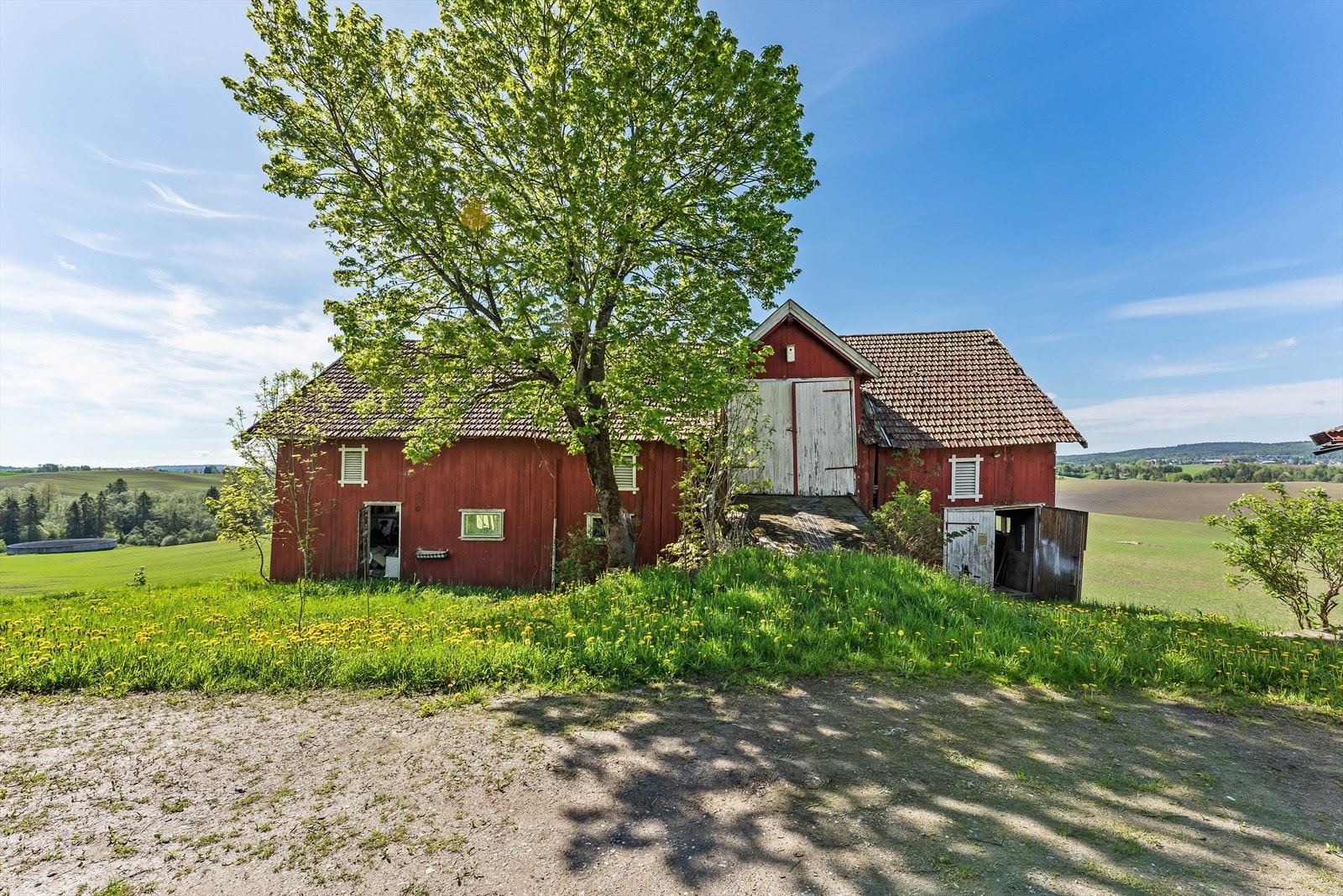Låve på ca. 170 kvm, som fremstår som rivningsobjekt. Galleribilde