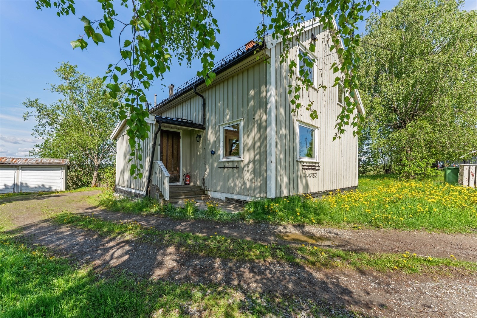 Eneboligen ble oppført i 1962 og har behov for modernisering, noe som gir gode muligheter til å sette sitt eget preg på eiendommen. Galleribilde