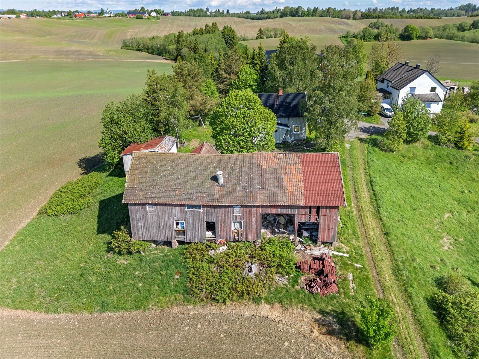 I tillegg til låven finnes en dobbelgarasje på ca. 41 kvm. Galleribilde