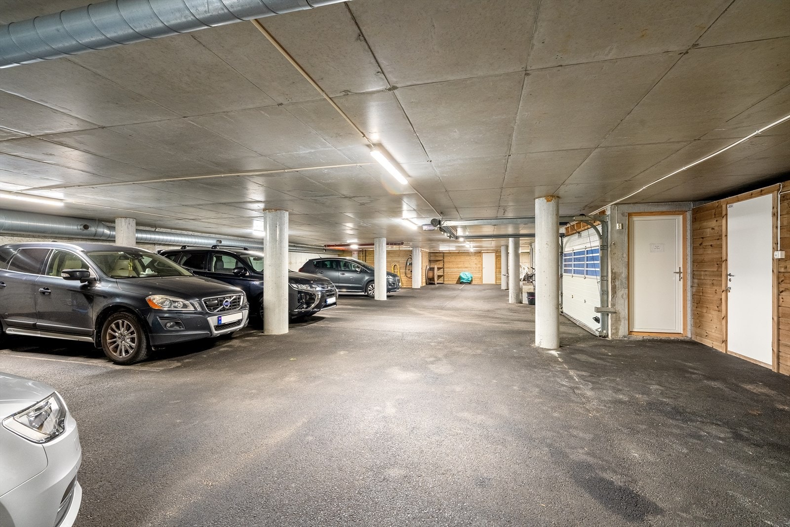 Parkering i lukket anlegg. Det er også en bod på 9kvm i kjelleren. Galleribilde