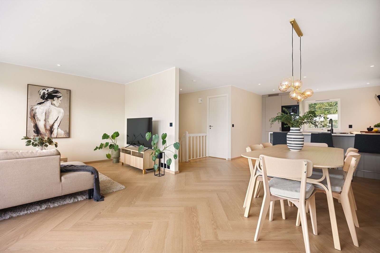 Den romslige stuen gir god plass til både spisebord og sofagruppe | Galleribilde