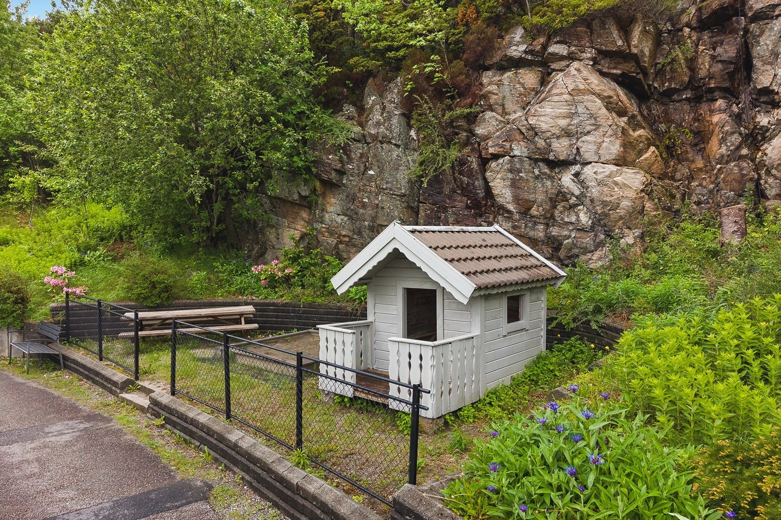 Borettslaget har felles grøntareal, inkludert et koselig lekehus for de minste | Galleribilde
