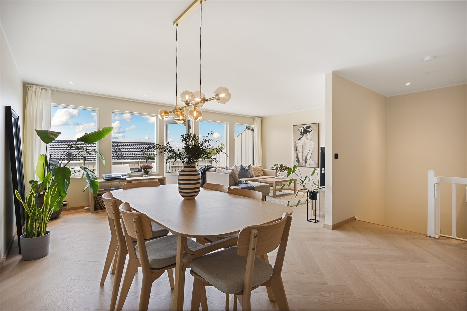 Åpen stue- og kjøkkenløsning på 48m² | Legg merke til det elegante fiskebenslaminatet og de nymalte, slette veggplatene med innfelte downlights fra 2025 Galleribilde