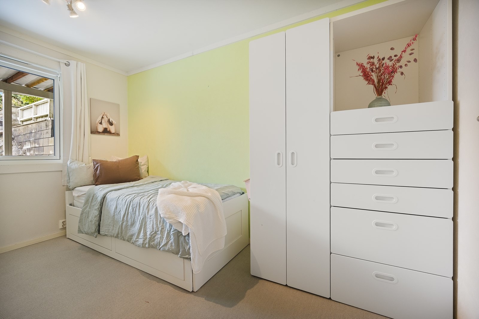 Rommet har god plass til seng og garderobe | Galleribilde
