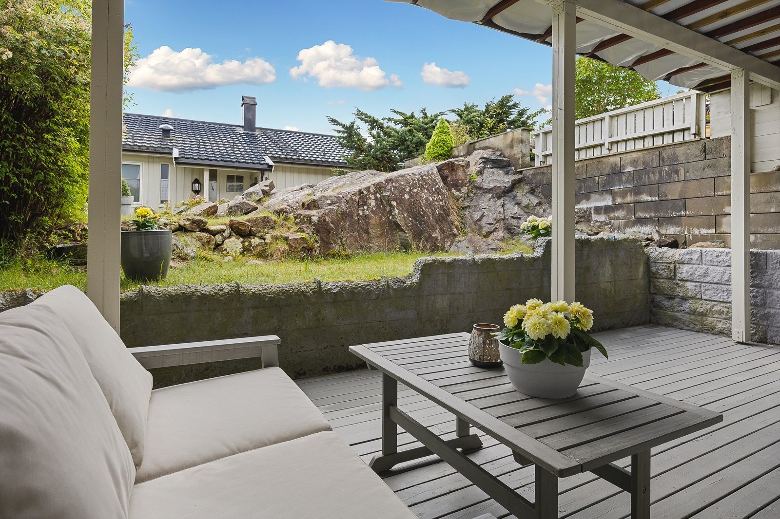 Koselig terrasse på 18m², som kan enkelt innredes med en fin utegruppe | Galleribilde