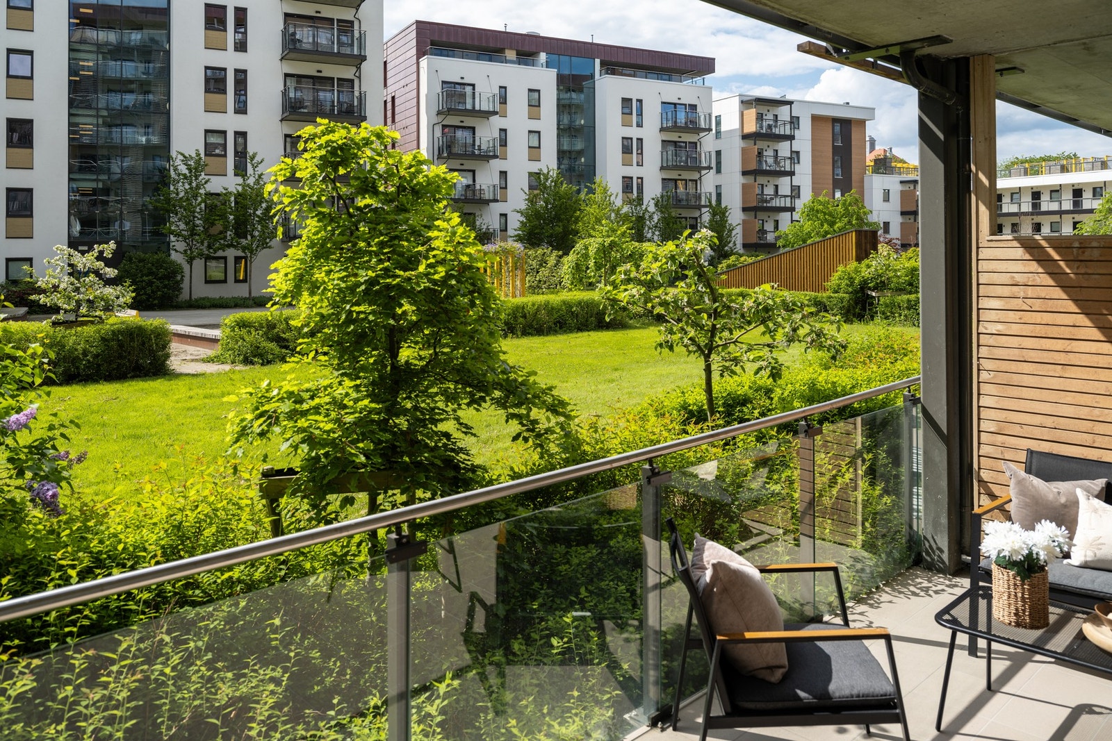 Her får du en sørvendt terrasse på hele 15 kvadratmeter med gode solforhold og flott utsyn mot grønne, frodige fellesarealer. Galleribilde