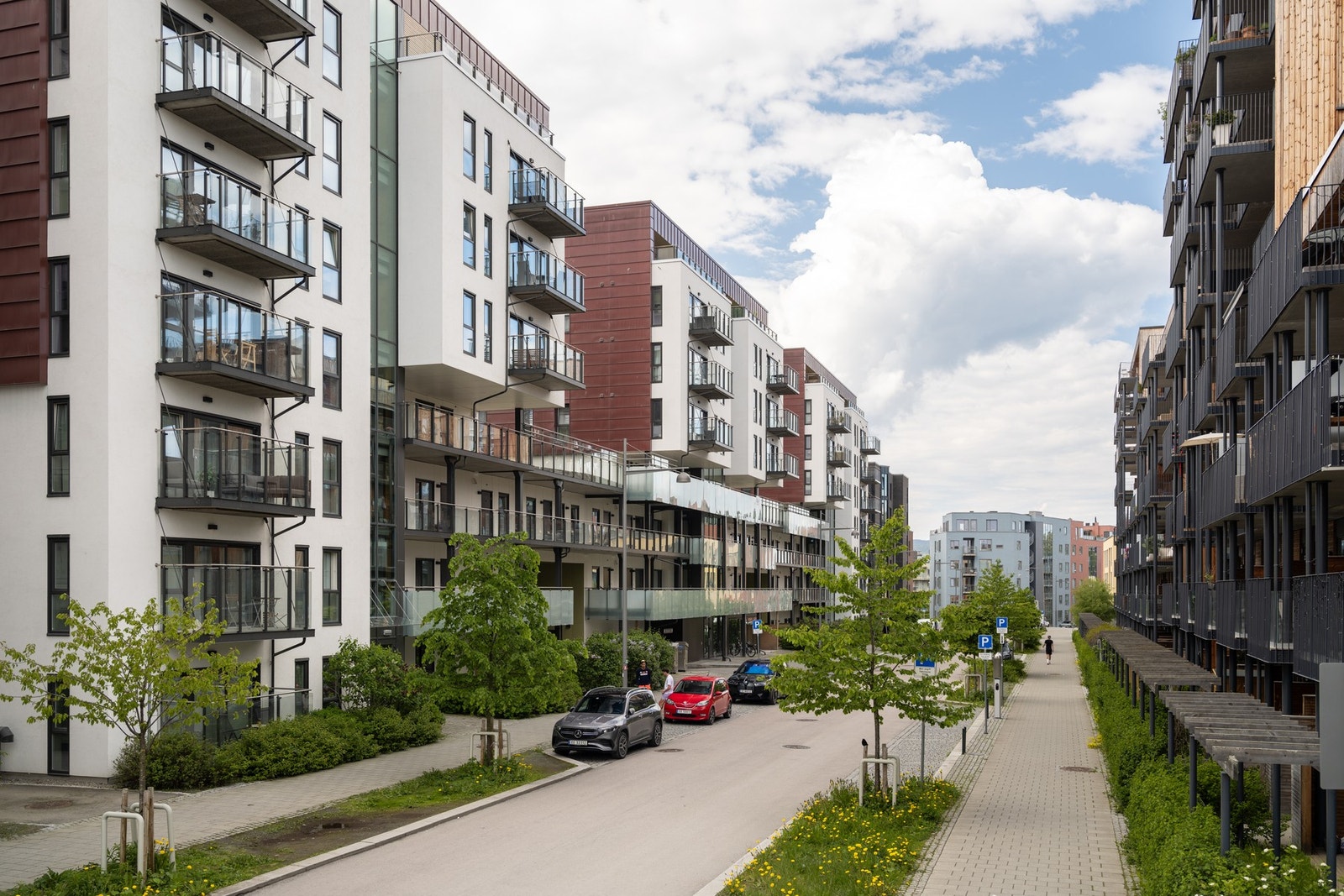 Den attraktive beliggenheten gir kort vei til både Lade, Solsiden og Trondheim sentrum, med et bredt utvalg av butikker, restauranter, kaféer og øvrige servicetilbud. Galleribilde