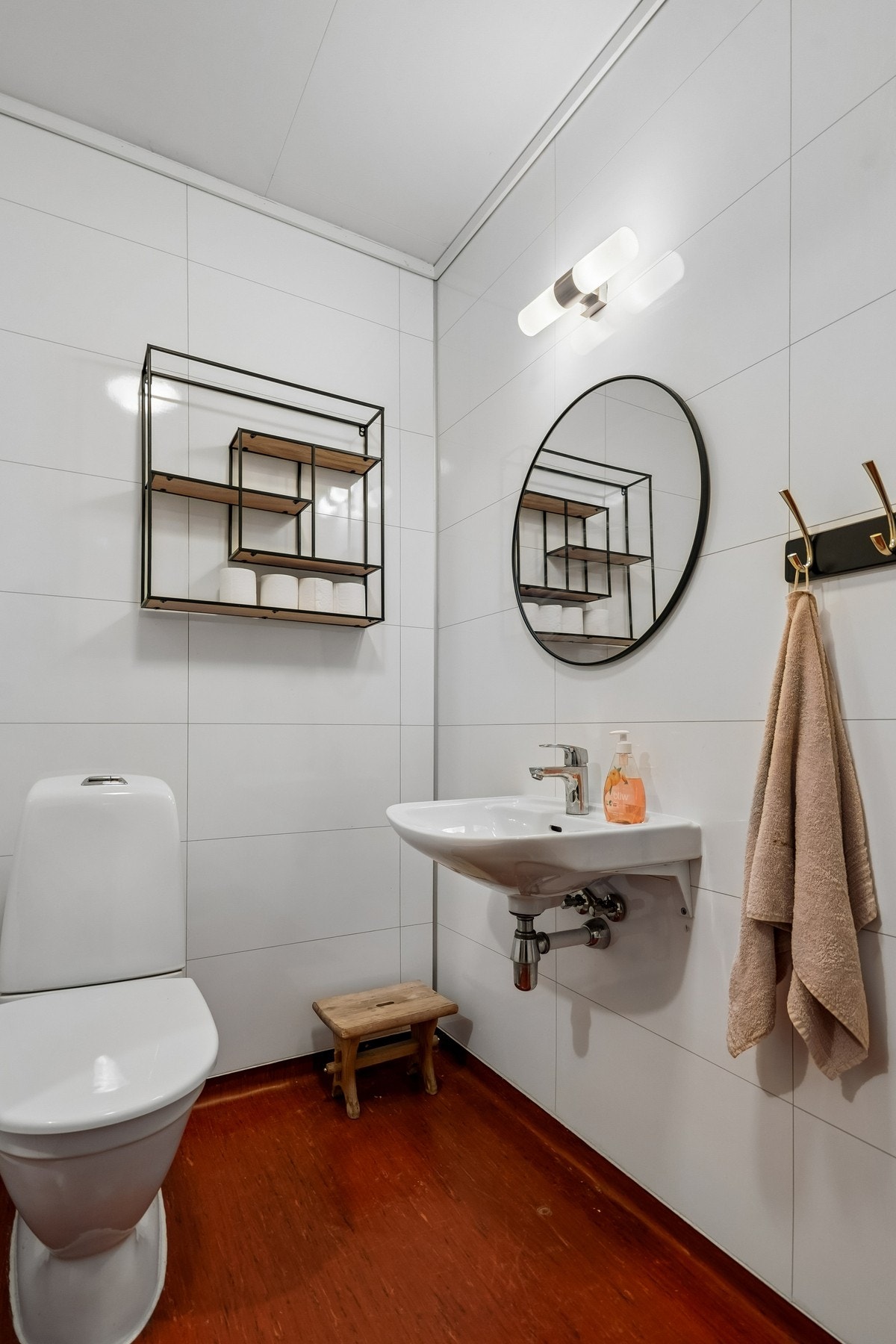 Badet er utstyrt med wc, servant og dusj Galleribilde