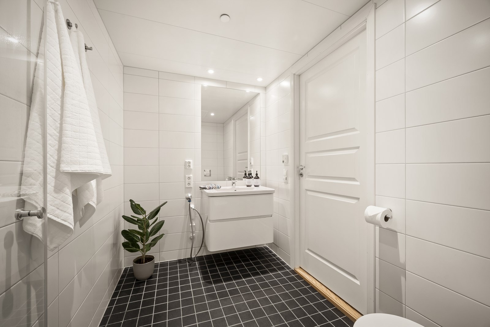Badet fremstår som moderne og delikat med opplegg for både vaskemaskin og tørketrommel. Galleribilde