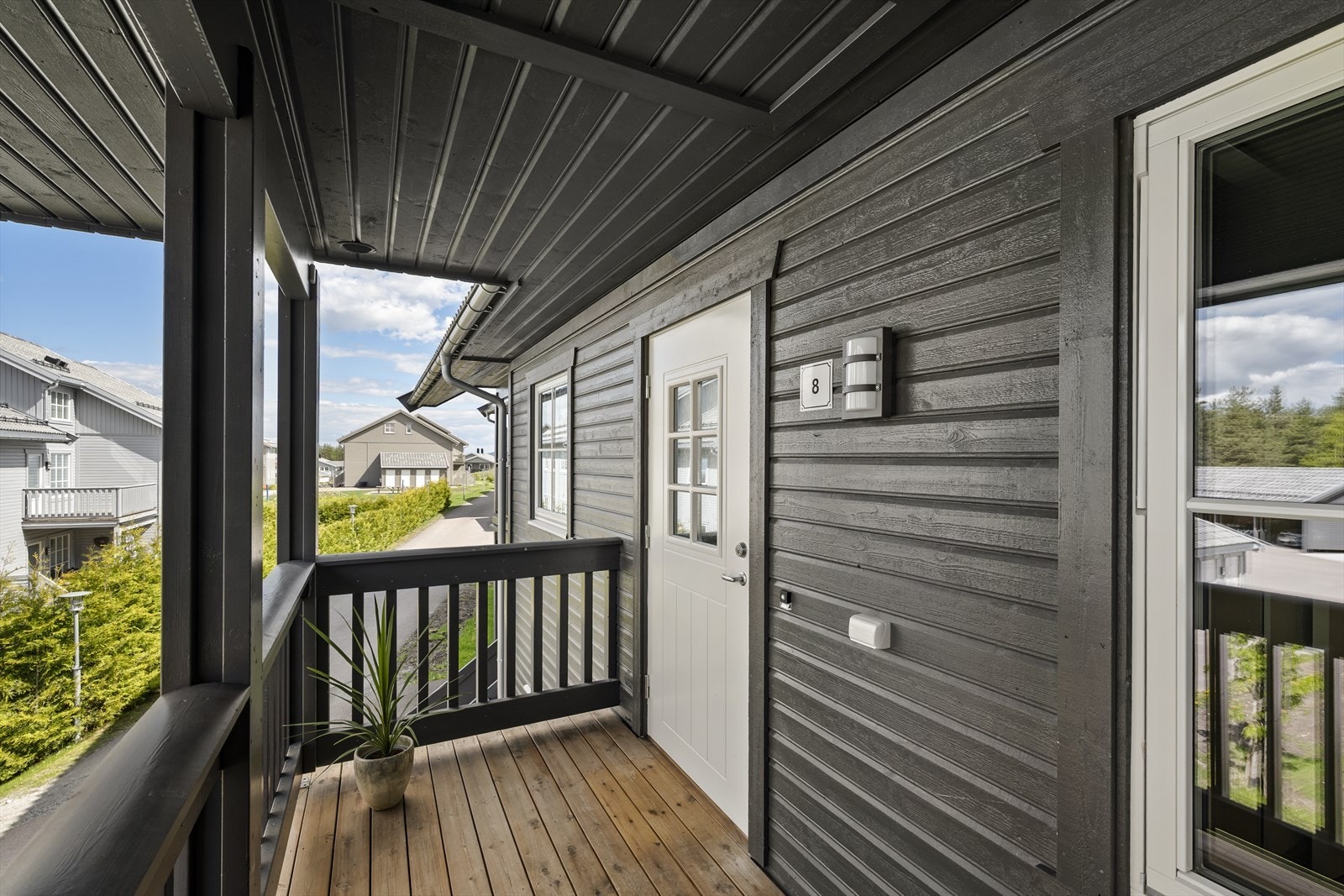 Pent overbygget inngangsparti med belysning! Galleribilde