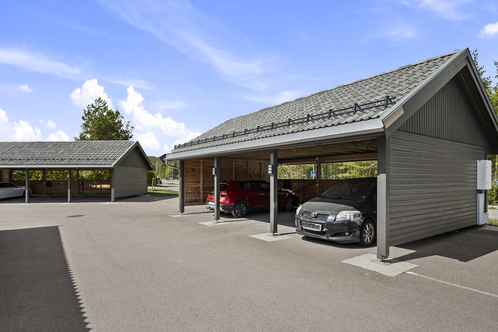 Carport medfølger leiligheten (nr. 33) - Sameiet jobber for tiden med ladeløsning for elbil. Galleribilde
