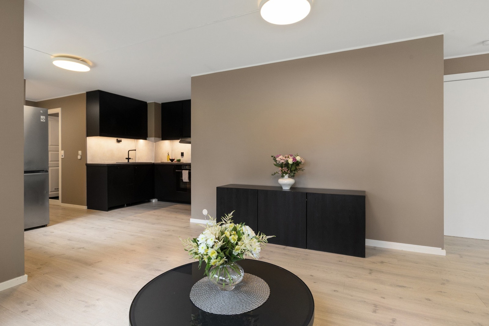 Leiligheten har en åpen løsning mellom stue og kjøkken som skaper en luftig romfølelse. Galleribilde