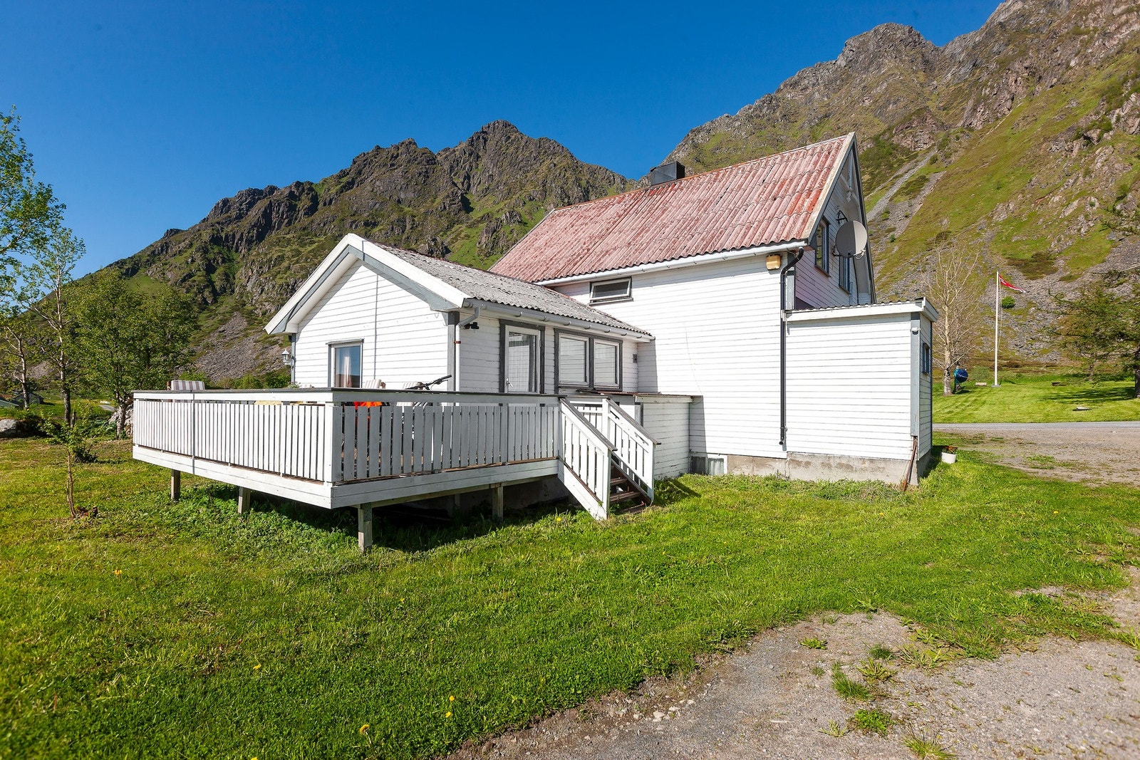 Boligen har sin opprinnelse fra 1928 med tilbygg fra 1979. Galleribilde