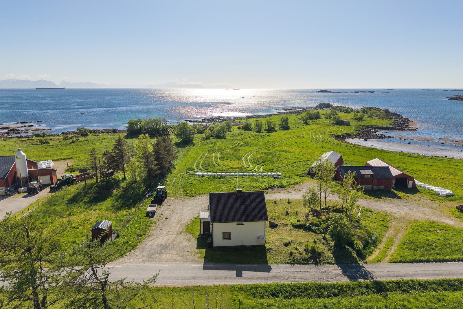Eiendom med unik beliggenhet på yttersida, omgitt av storslått natur og vakker utsikt. Galleribilde