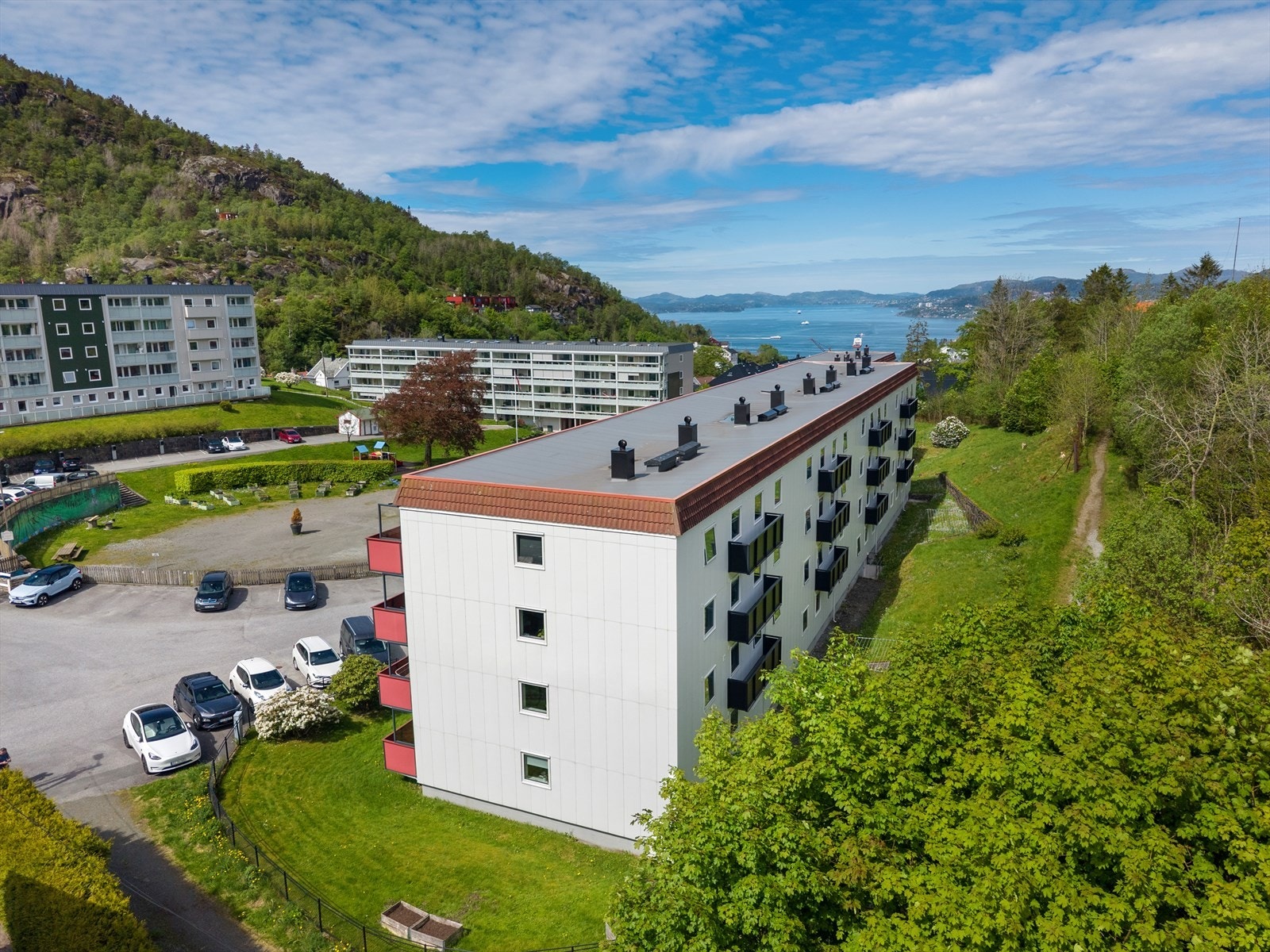 Borettslaget har 19 felles parkeringsplasser og to ladepunkter for elbil. Galleribilde