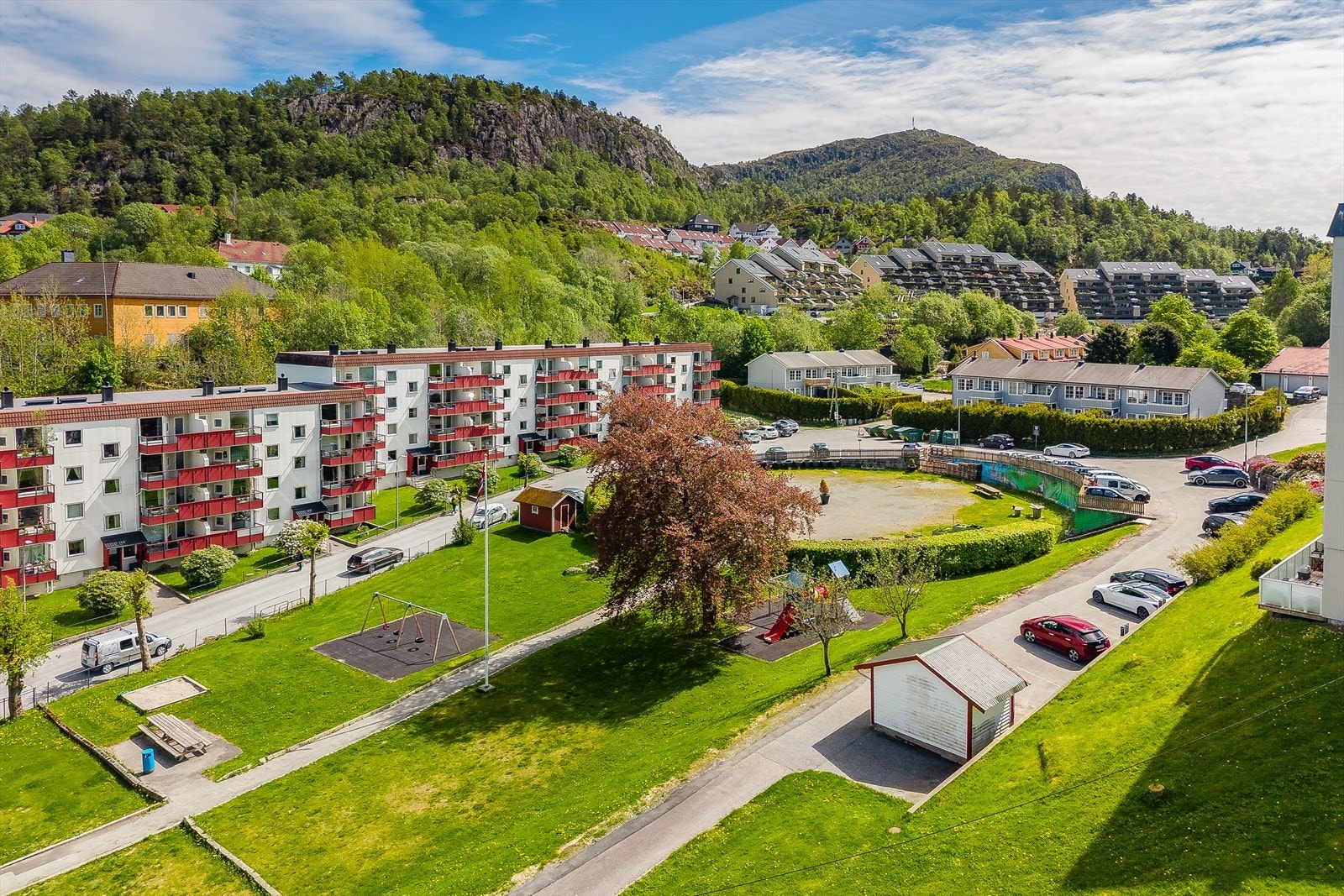 Borettslaget har pent opparbeidede grøntarealer og lekeplass. Galleribilde