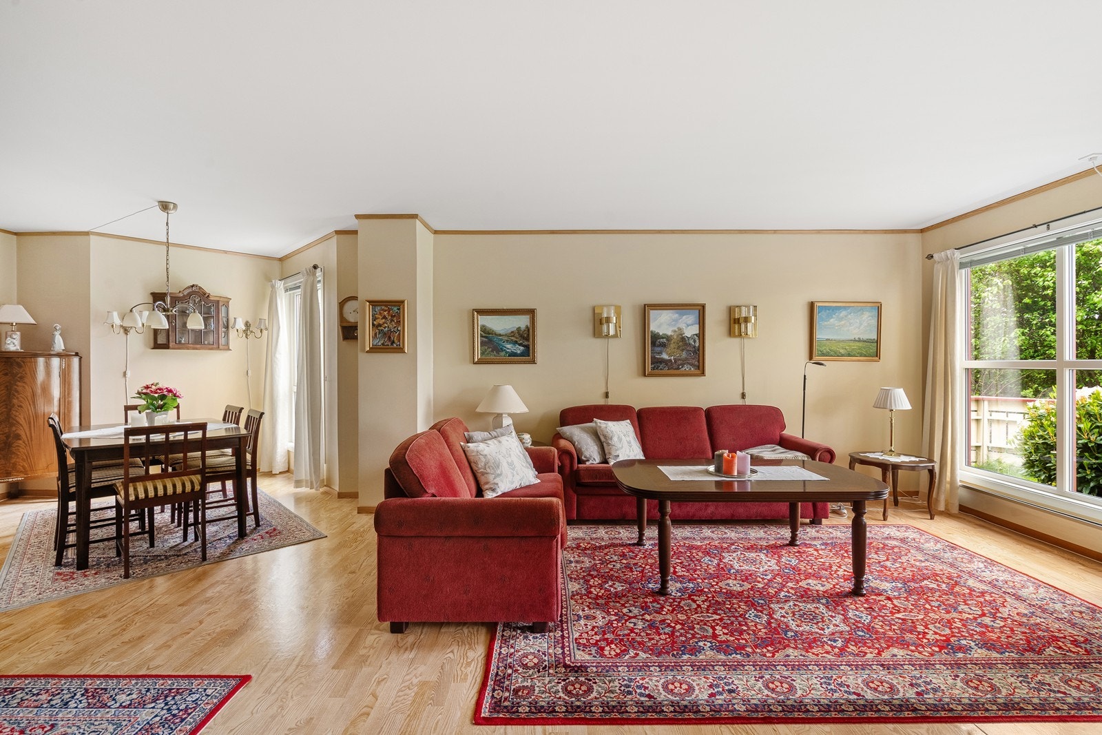 Stor stue med utgang til terrasse og hage Galleribilde
