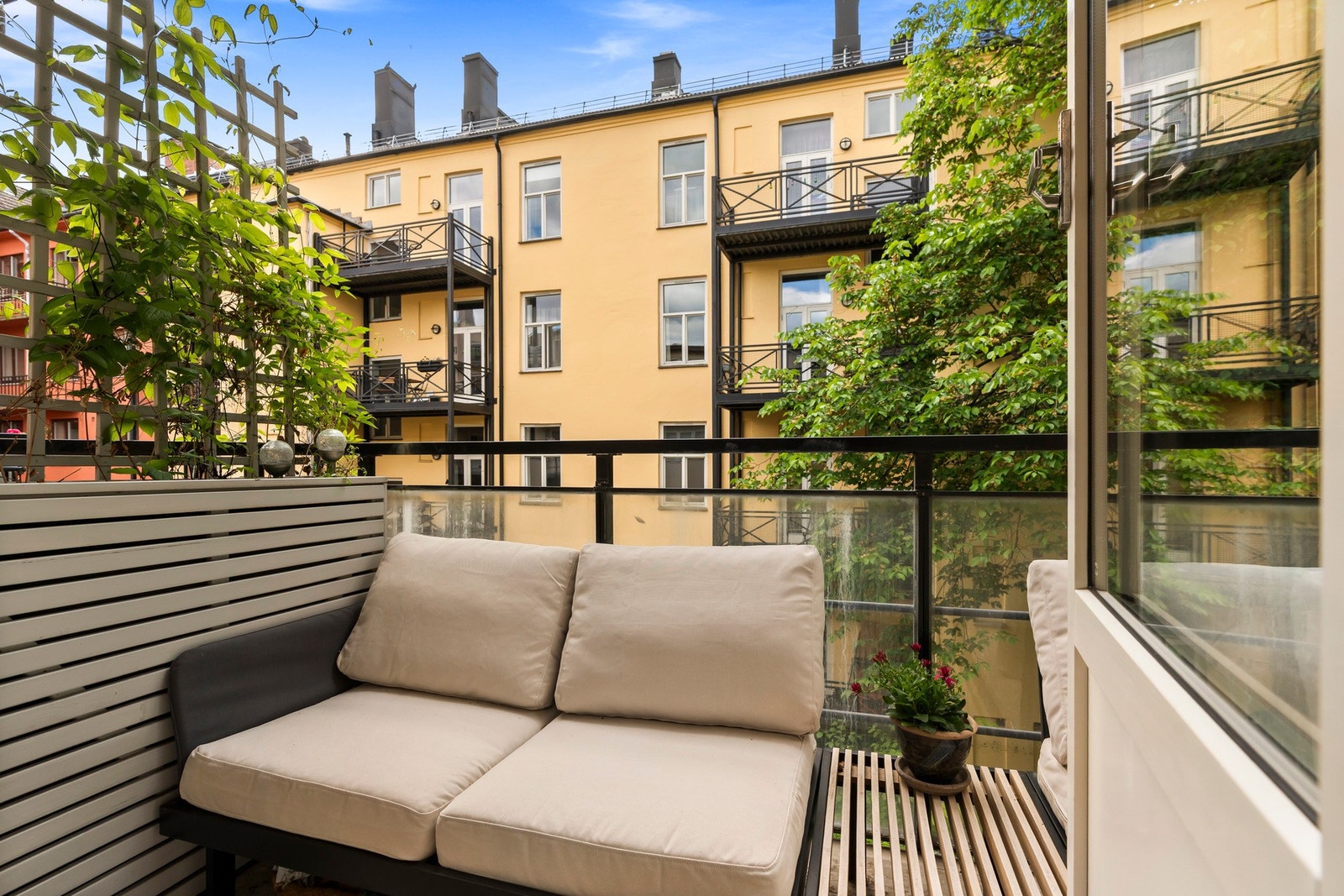 Utsyn mot pent opparbeidet bakgård. Galleribilde