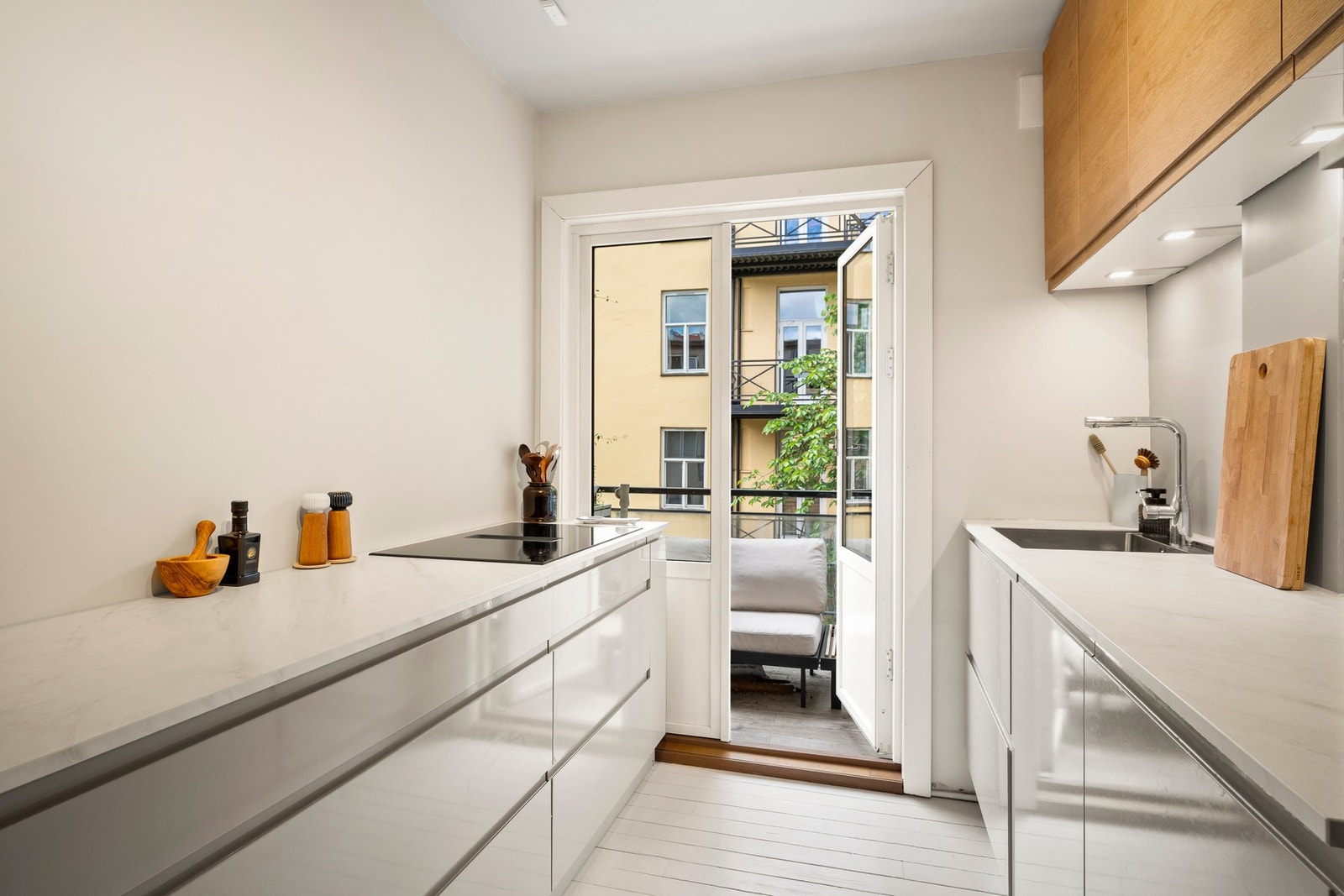 Glatte fronter med laminat benkeplater. God skap- og benkeplass. Galleribilde