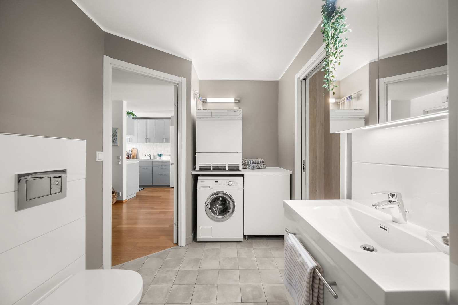 Badet ble oppgradert i 2020 med membran på gulvet, fliser, varmtvannsbereder, dusjkabinett samt baderomsinnredning. Gulvet er flislagt med varmekabler, og veggen mellom servant og speilskap er flislagt. Det er opplegg for vaskemaskin og tørketrommel. Galleribilde