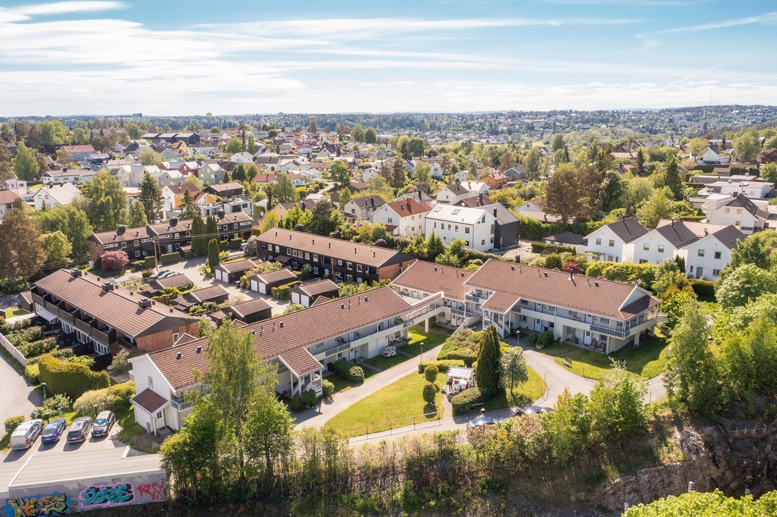 Borettslaget ligger i et rolig og grønt boligområde på Ulsrud, med nærhet til både byliv og rekreasjonsmuligheter. Galleribilde