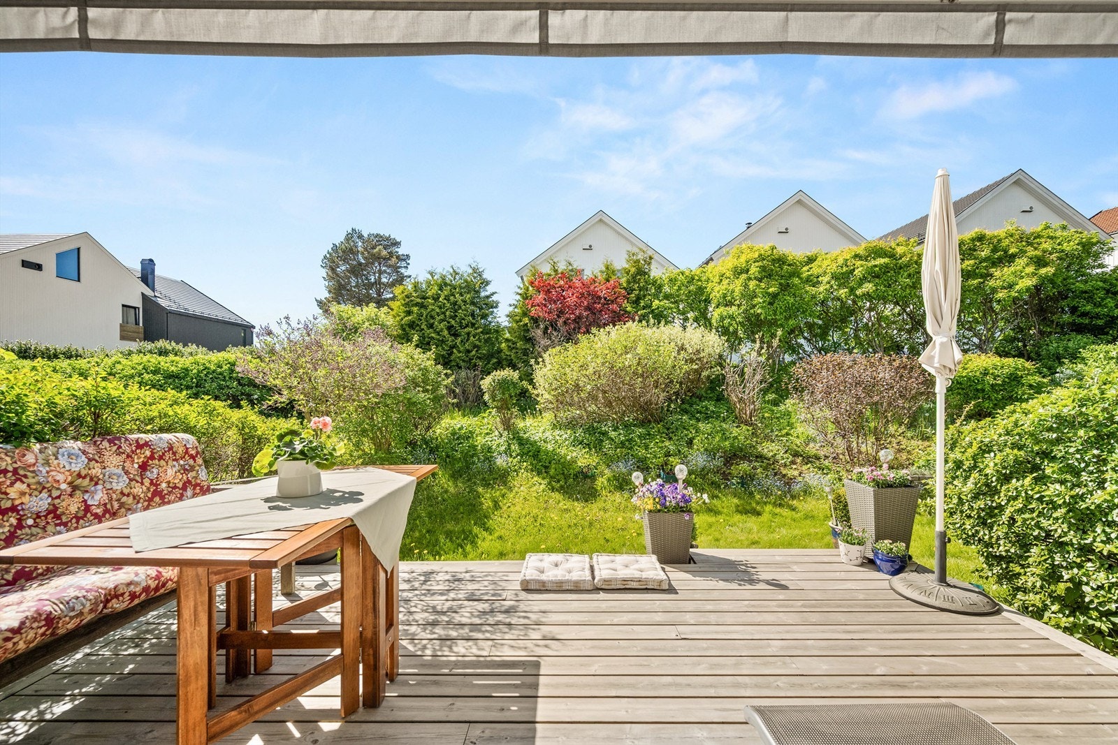 Leiligheten har en solrik terrasse på hele 17 m² med direkte adkomst til borettslagets grønne fellesarealer. Foto: Martine Eren Jacobsen Galleribilde