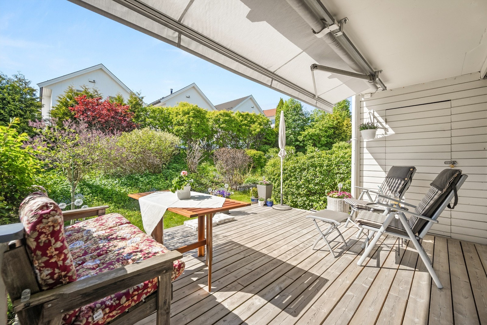 Romslig, nordvestvendt terrasse på 17 m² med god plass til utemøbler og praktisk bod på 3 m² rett ved uteplassen. Galleribilde