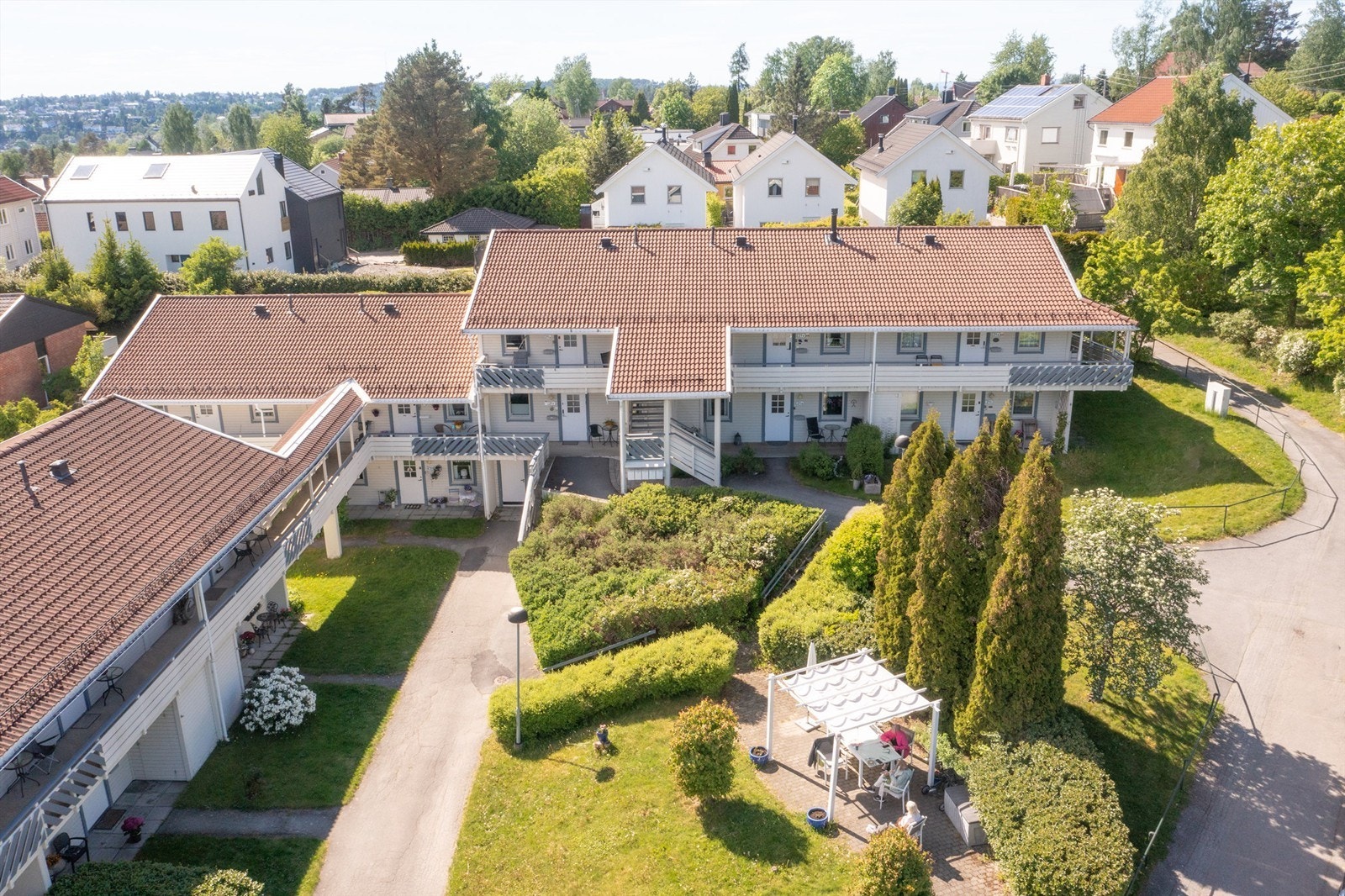 Østbygrenda Borettslag er et veletablert seniorborettslag med pent opparbeidede fellesarealer, rolige omgivelser og kort vei til både servicetilbud, kollektivtransport og flotte turmuligheter i Østmarka. Dronefoto: Martine Eren Jacobsen Galleribilde