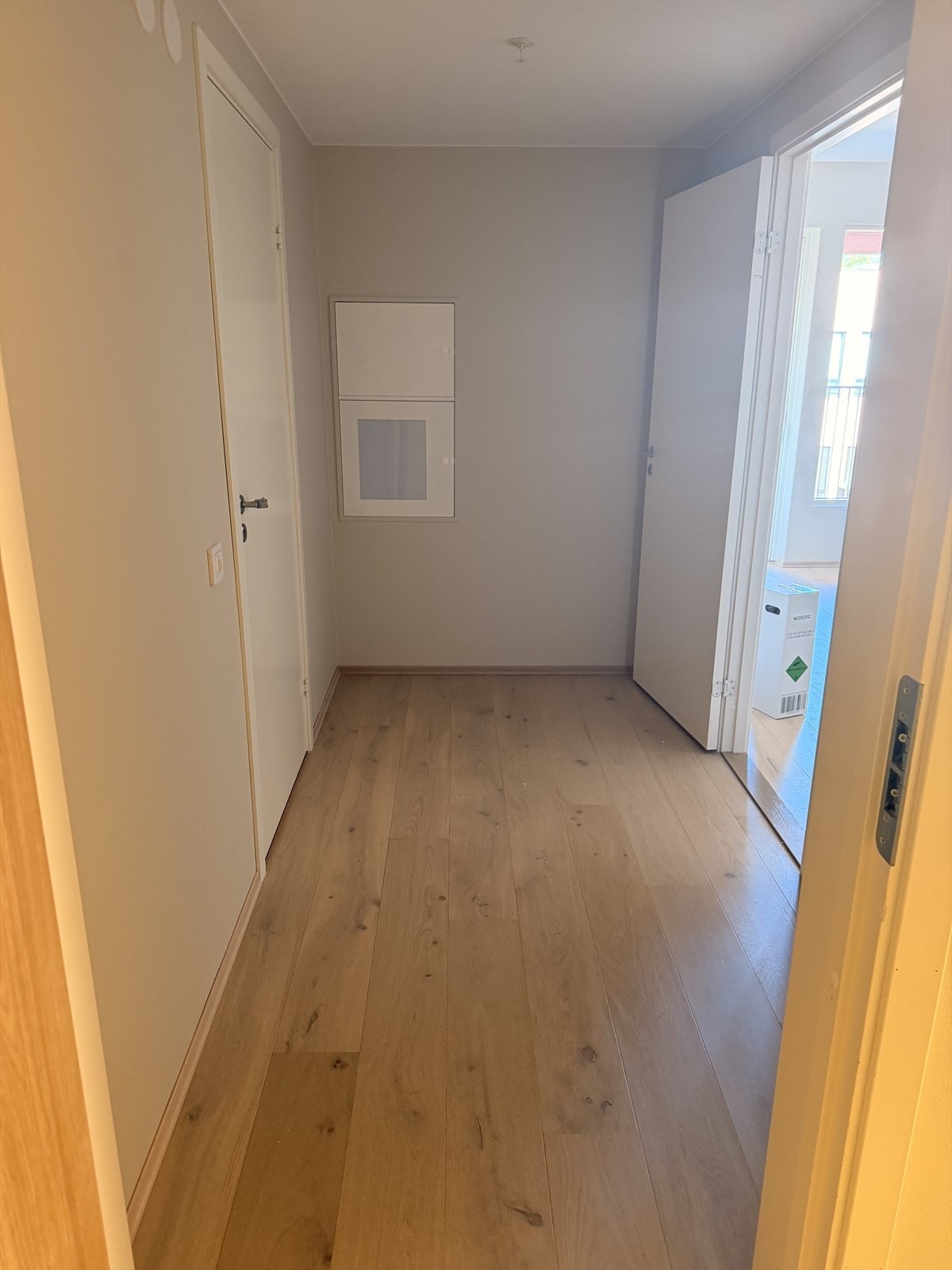 Innbydende gang med god plass til å henge fra seg yttertøy. Galleribilde