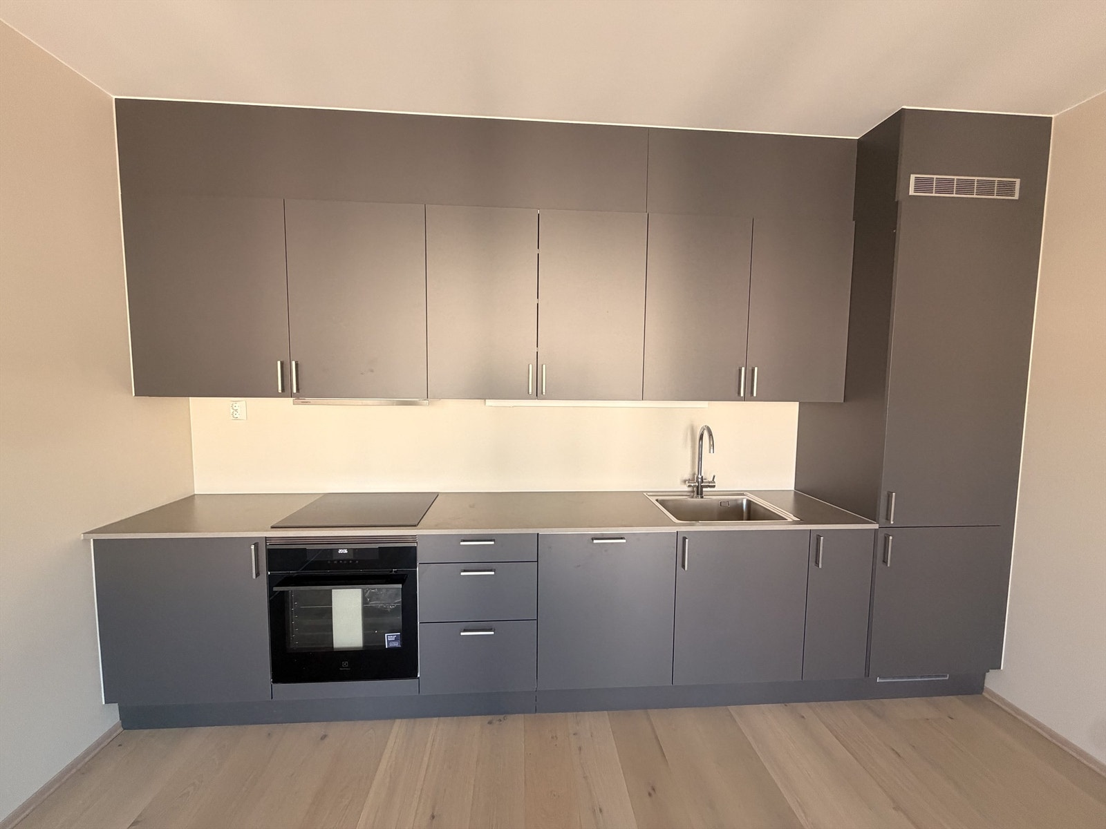 Pent kjøkken med skap- og benkeplass. Det medfølger koketop, ovn, oppvaskmaskin og kjøleskap/frys. Galleribilde