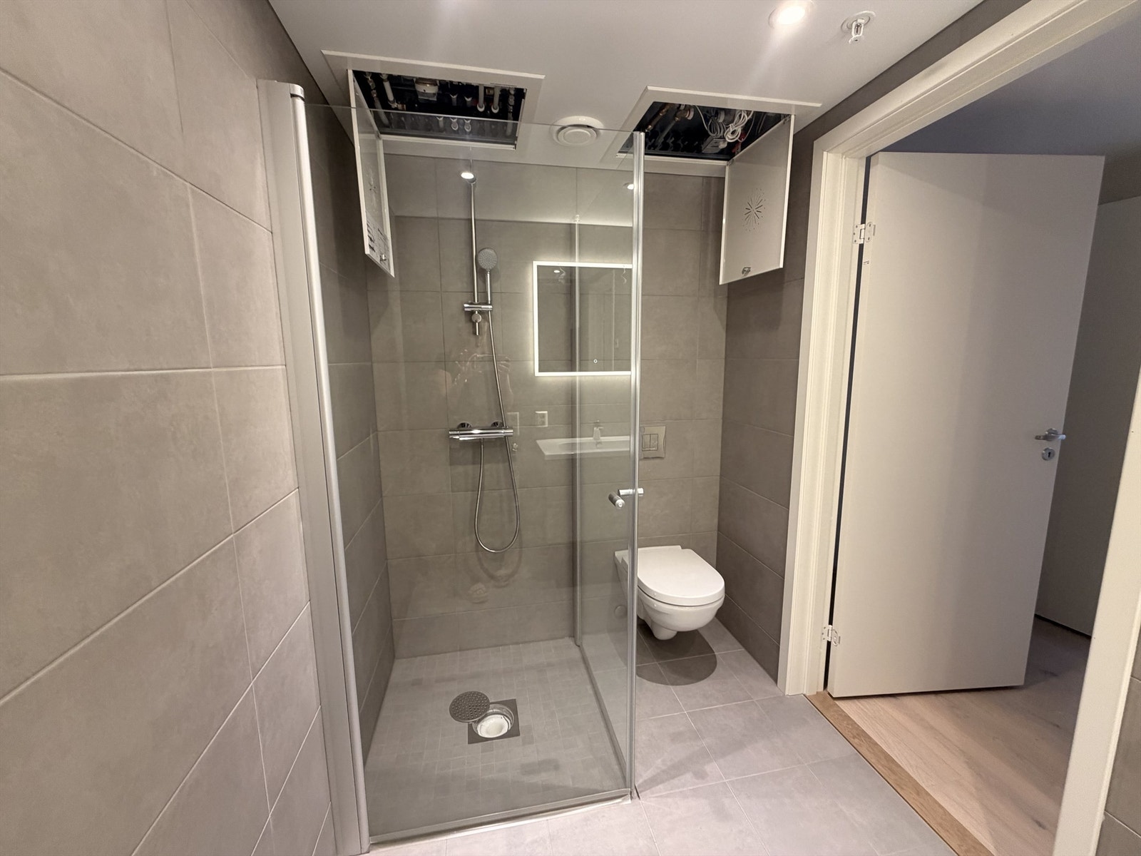Fra gangen har du adkomst til badet. Galleribilde