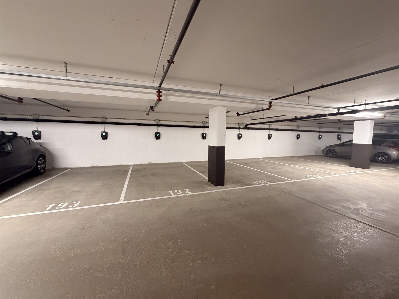 Det medfølger en garasjeplass. Hvilke plass som medfølger er ikke avklart per nå. Galleribilde