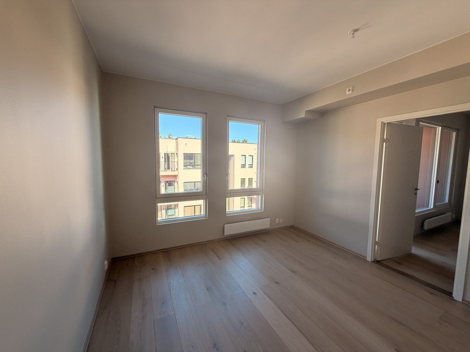 Soverom med plass til dobbeltseng og oppbevaring. Galleribilde