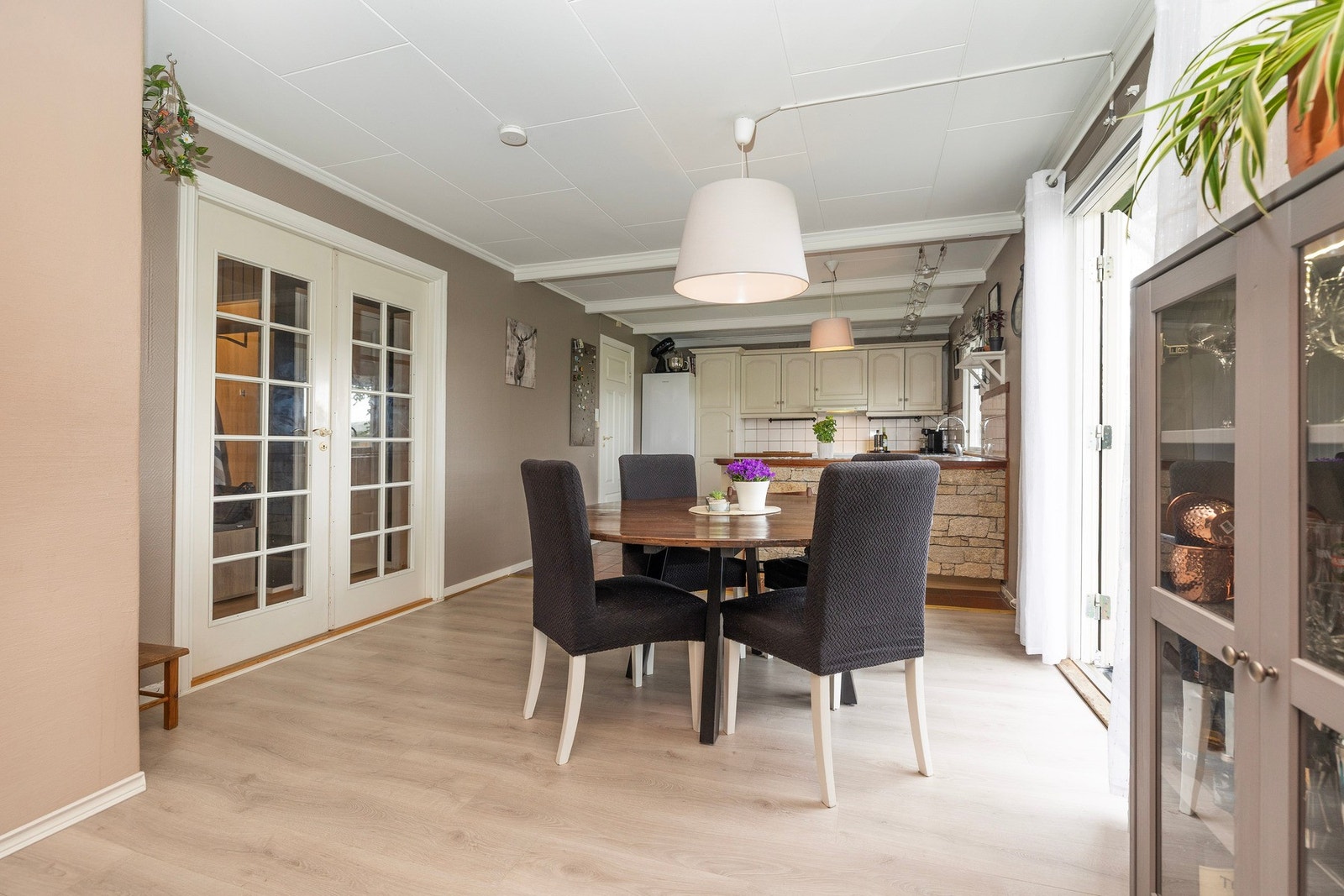God plass til spisebord i tilknytning kjøkkenet. Til høyre er det utgang til terrassen via dobbeltdør Galleribilde