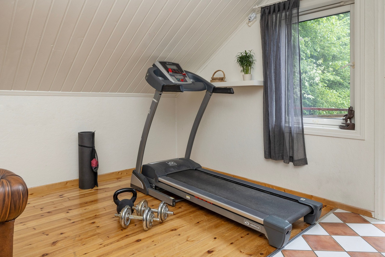 Loftet på garasjen benyttes bla. til trening. Galleribilde