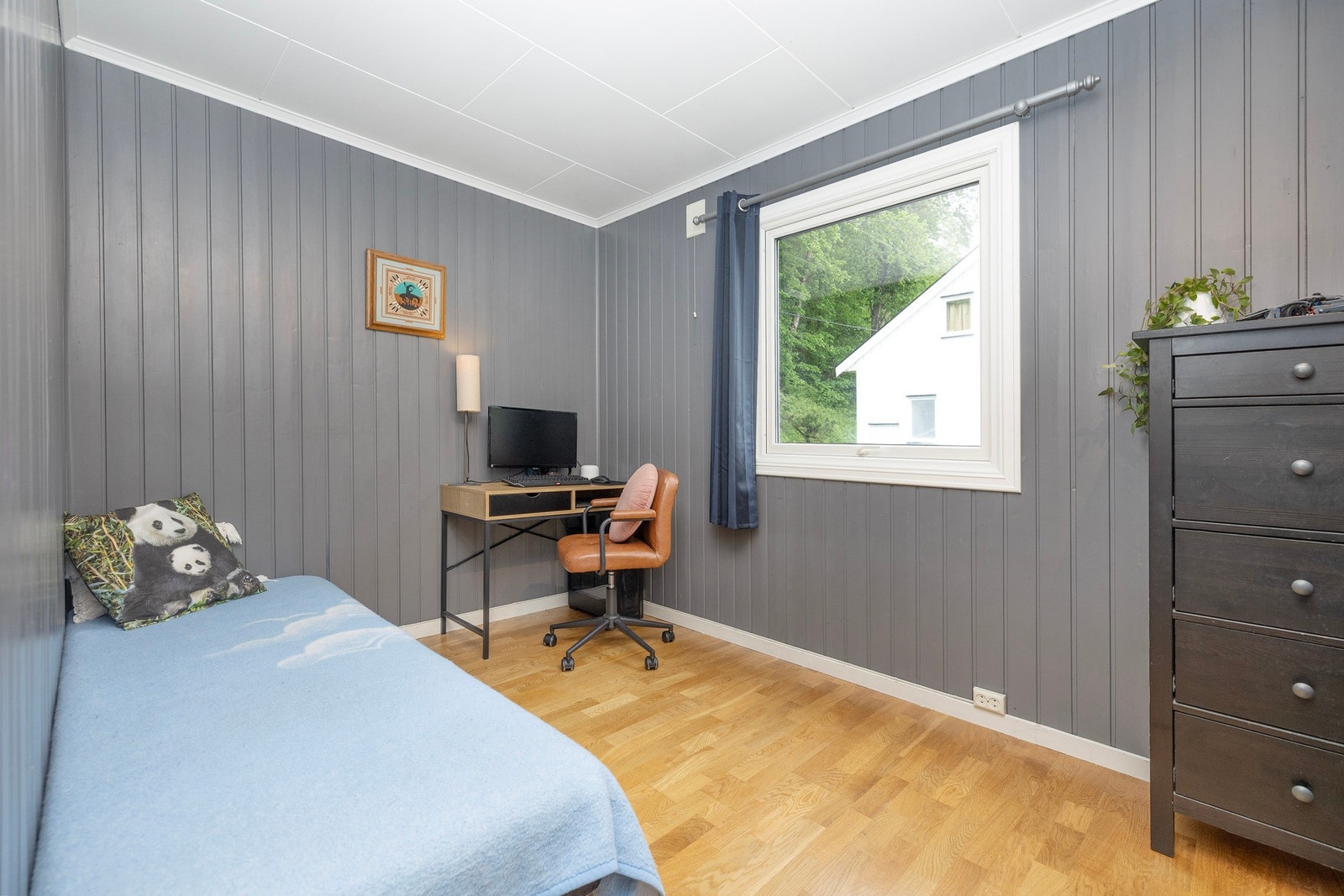Lyst og trivelig soverom som også egner seg godt som kontor. Galleribilde