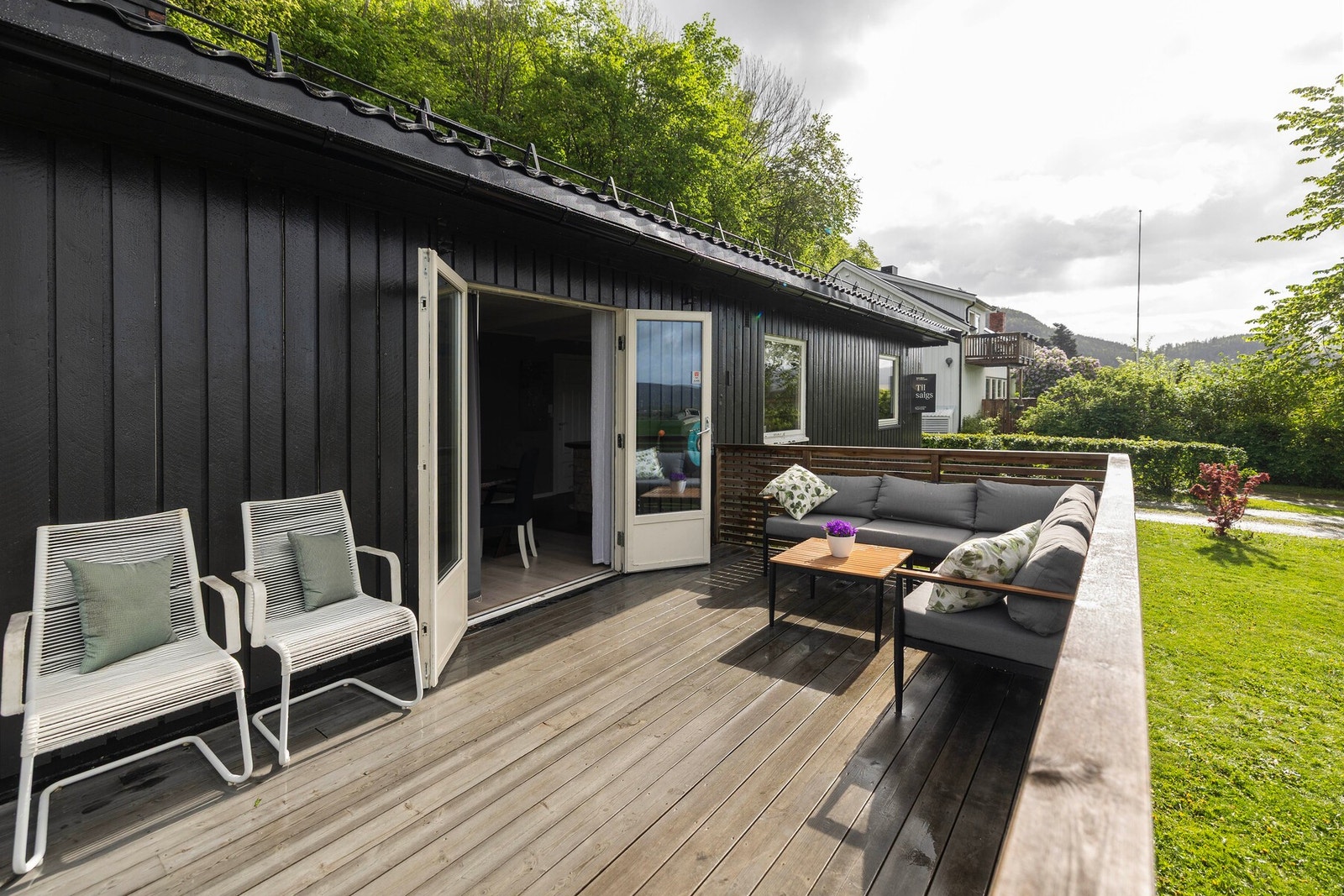 Enkel utgang til solrik terrasse via dobbeltdør. Galleribilde