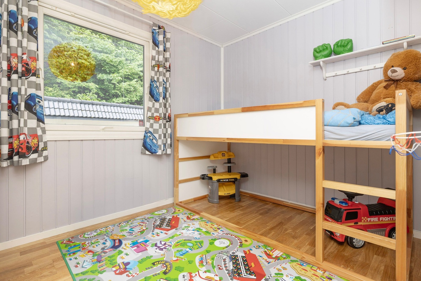 Soverom med plass til seng, lek og oppbevaringsløsninger. Galleribilde