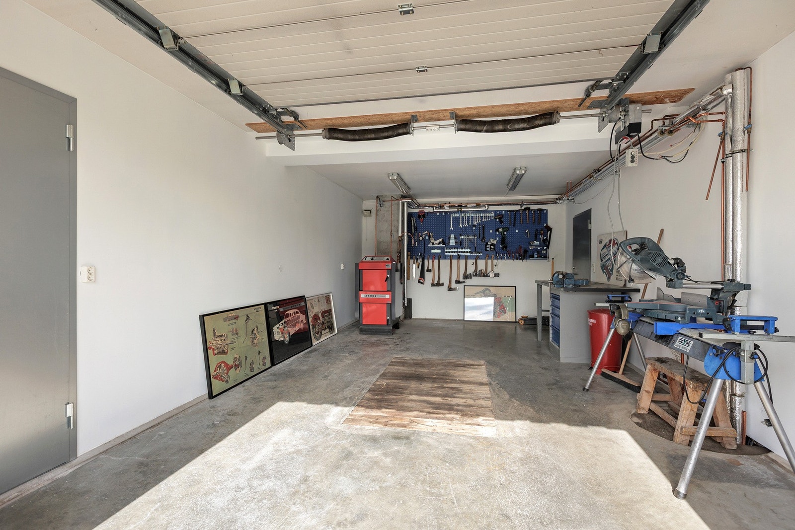 Praktisk garasjebygg med flere bruksområder. Galleribilde