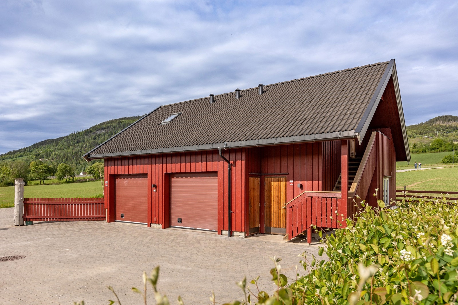 Romslig dobbelgarasje med verksted og gode oppbevaringsmuligheter. Galleribilde
